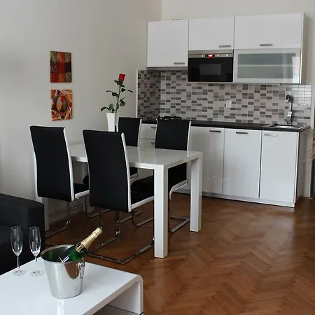 Tomino Apartament *